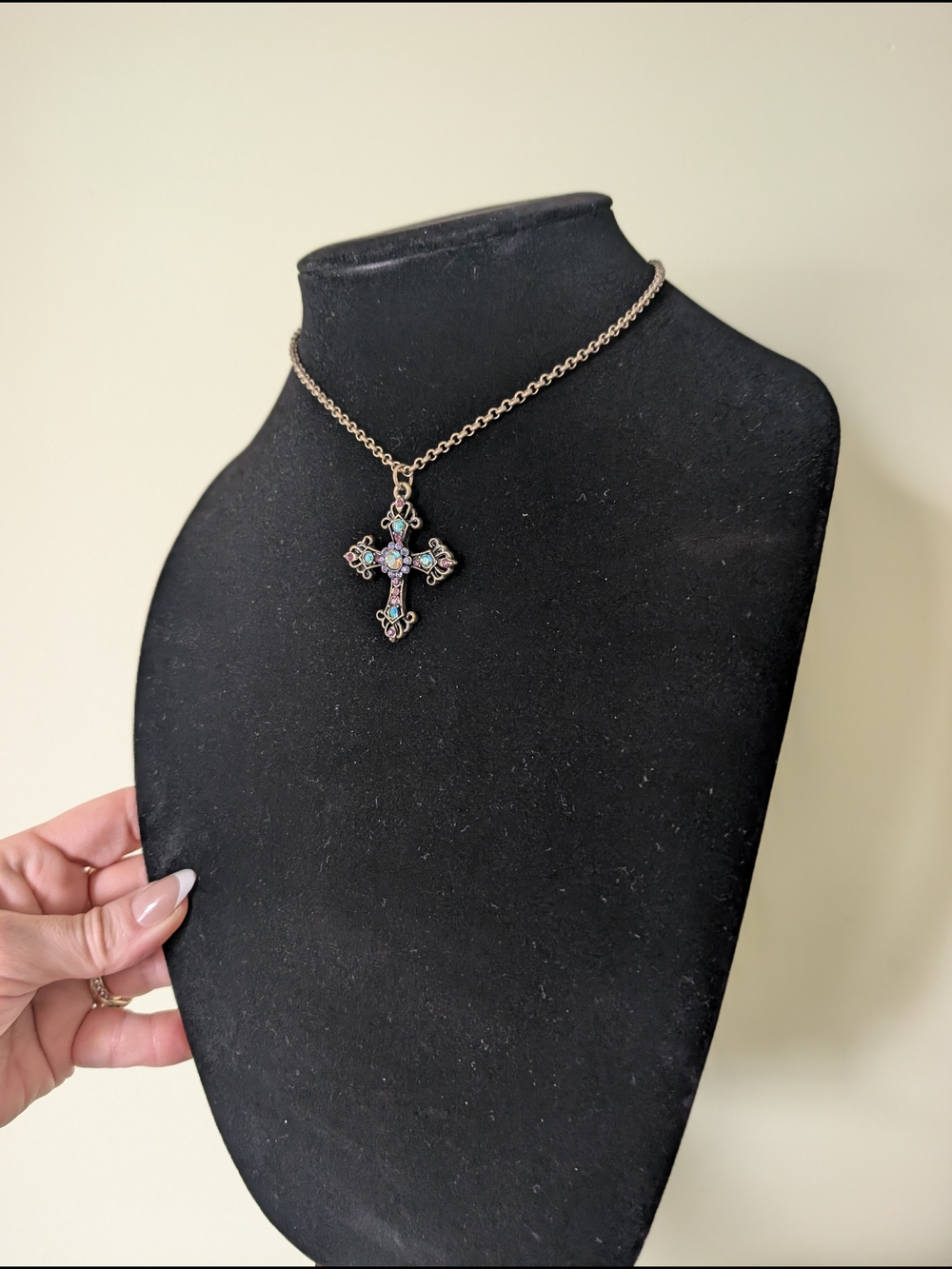 Vintage-Inspired Iridescent Crystal Cross Pendant Necklace - Unbranded - Picture 9 of 10
